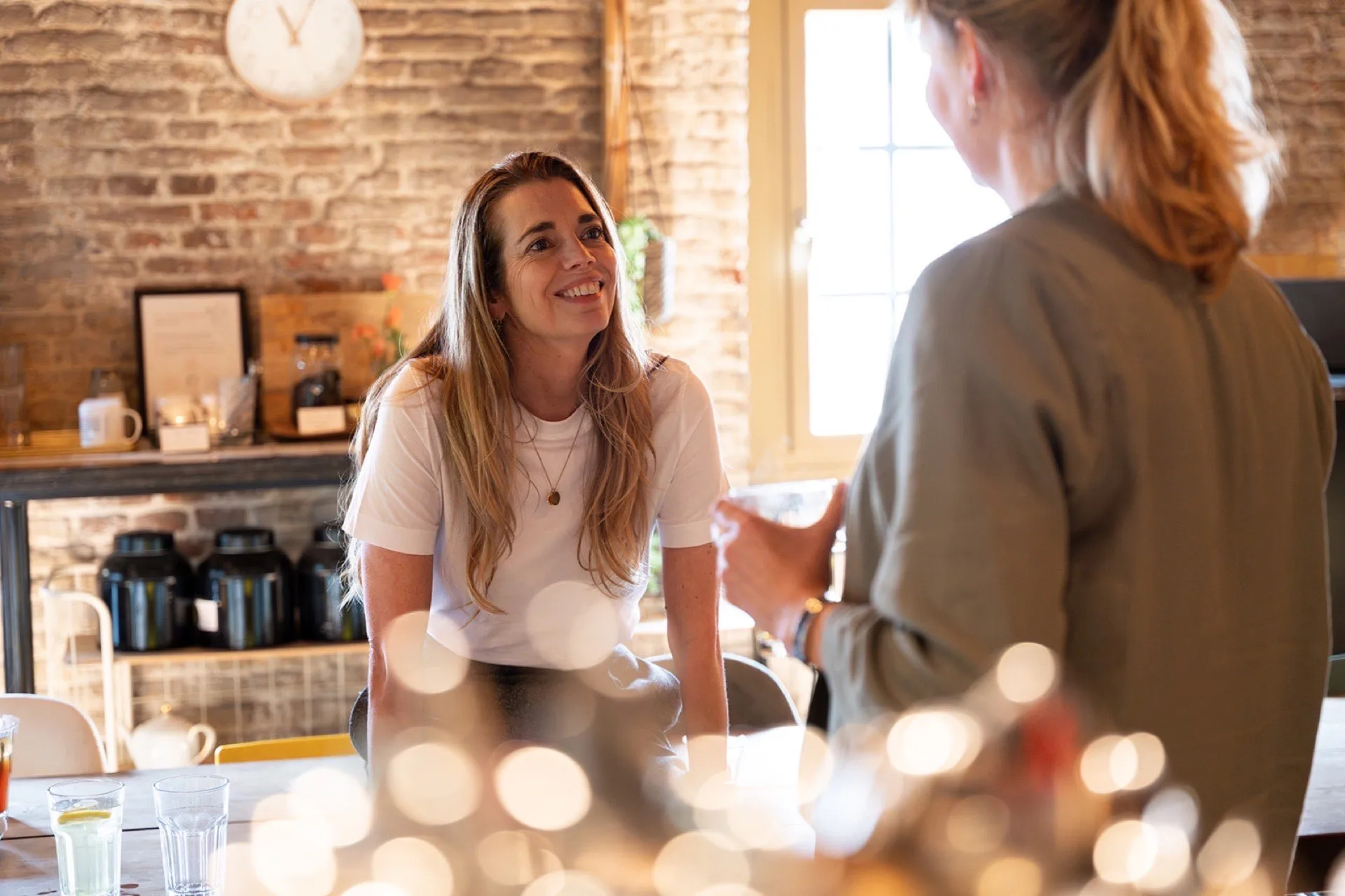 Deelneemster in gesprek tijdens de training